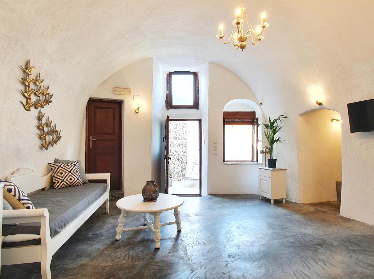 Navita Cave * Fira (Santorini)
