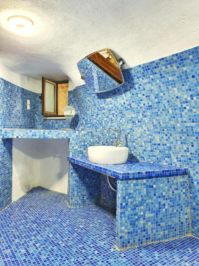Navita Cave * Fira (Santorini)